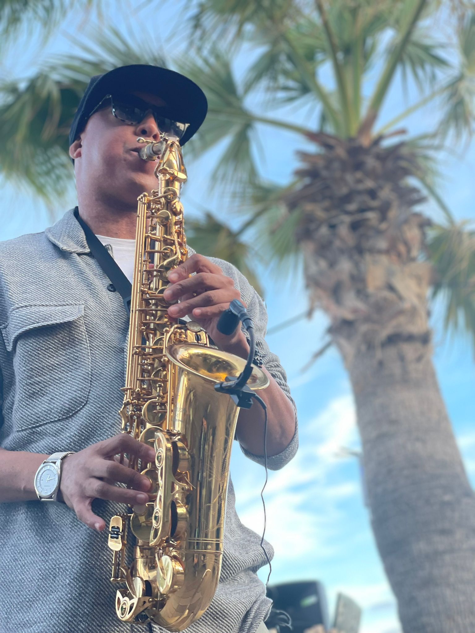 Saxofón en actuación al aire libre